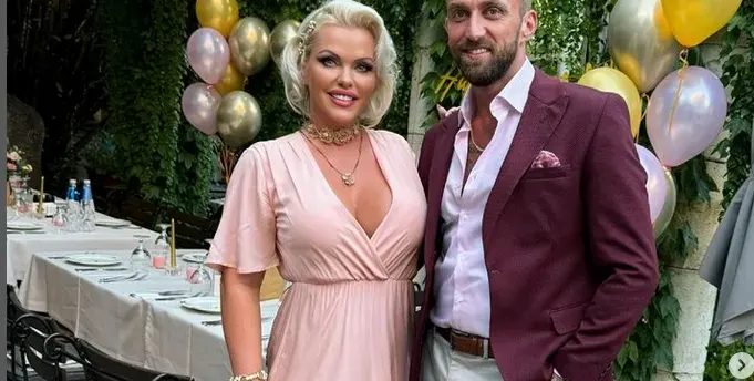 КАТО ПРИНЦЕСА: Гаджето глези Асдис в леглото! (СНИМКИ)