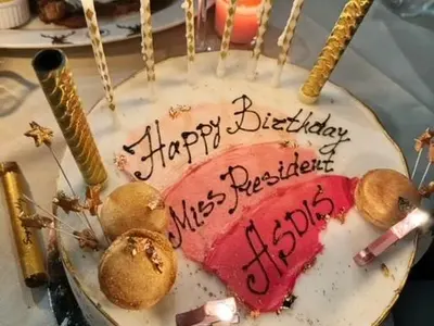 КАТО ПРИНЦЕСА: Гаджето глези Асдис в леглото! (СНИМКИ)