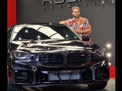 КИФЛА! Ергенът Алек пръсна 10 бона да му облепят новото BMW!