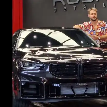 КИФЛА! Ергенът Алек пръсна 10 бона да му облепят новото BMW!