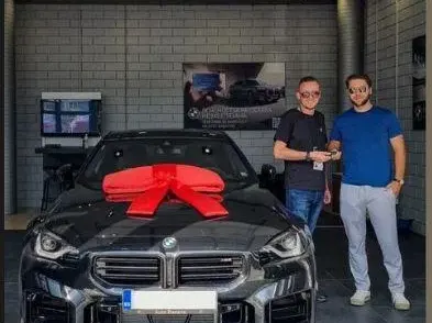 КИФЛА! Ергенът Алек пръсна 10 бона да му облепят новото BMW!