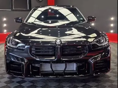 КИФЛА! Ергенът Алек пръсна 10 бона да му облепят новото BMW!