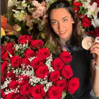 Кимия Ализаде на плажа в Санторини