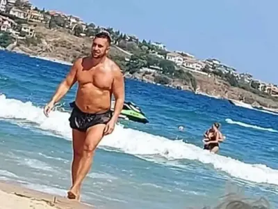 Коцето строи палат на морето