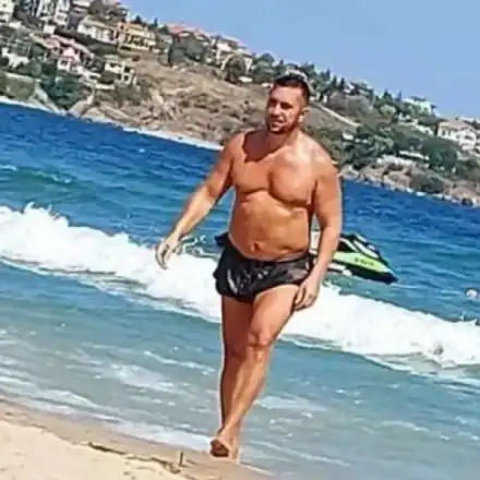 Коцето строи палат на морето