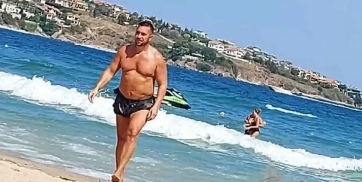 Коцето строи палат на морето