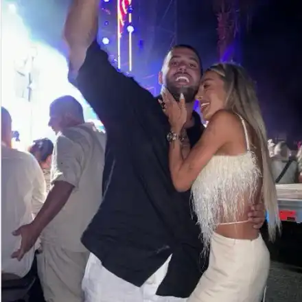 КРЪШКА ли на Карен? Хванаха Златка Райкова да се натиска с друг в гръцко заведение (СНИМКИ)