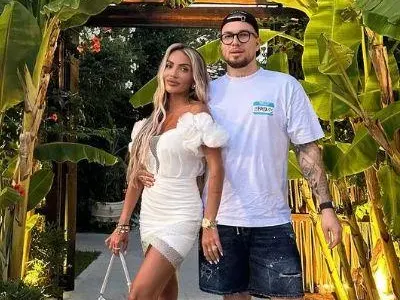 КРЪШКА ли на Карен? Хванаха Златка Райкова да се натиска с друг в гръцко заведение (СНИМКИ)