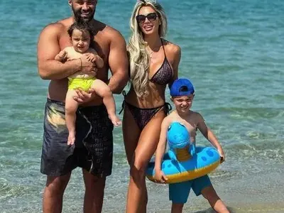 КРЪШКА ли на Карен? Хванаха Златка Райкова да се натиска с друг в гръцко заведение (СНИМКИ)