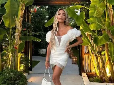 КРЪШКА ли на Карен? Хванаха Златка Райкова да се натиска с друг в гръцко заведение (СНИМКИ)