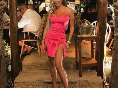 КРЪШКА ли на Карен? Хванаха Златка Райкова да се натиска с друг в гръцко заведение (СНИМКИ)