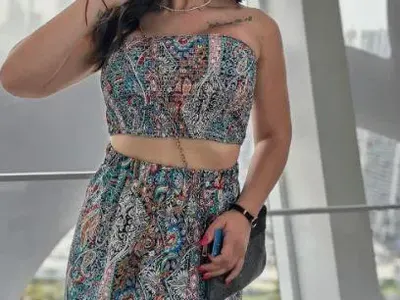 ЛУКС ЛИ?! Ивка Бейбе обикаля Дубай с дрешки от Тему за 10 лева (СНИМКИ)