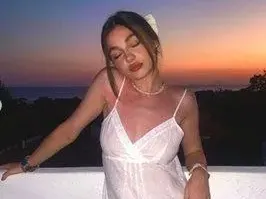 "Малката" Крисия изчерви пуританите,  лъсна по бельо и изпъчи зърна (Снимки)