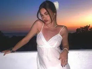 "Малката" Крисия изчерви пуританите,  лъсна по бельо и изпъчи зърна (Снимки)