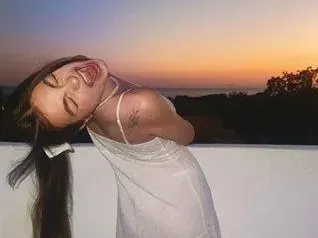 "Малката" Крисия изчерви пуританите,  лъсна по бельо и изпъчи зърна (Снимки)