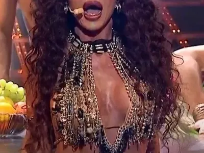 Мария с ужасяващ корем: Изсъхнала кожа и белези от липосукции (СНИМКИ)