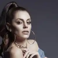 Михаела Филева си пийва с гаджето