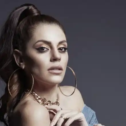 Михаела Филева си пийва с гаджето