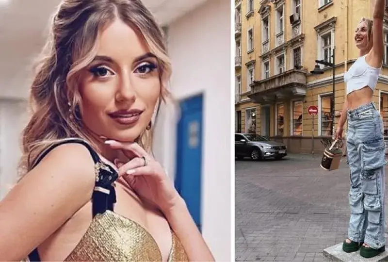 Михаела Маринова на яхта в Корфу