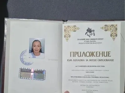 Мира си скубе косите заради огромна глупост, която направи с дипломата си (Снимки)