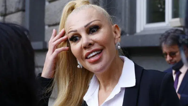 МОДНА ИКОНА: Луна обикаля по джапанки и дантели столичен мол  (СНИМКИ)