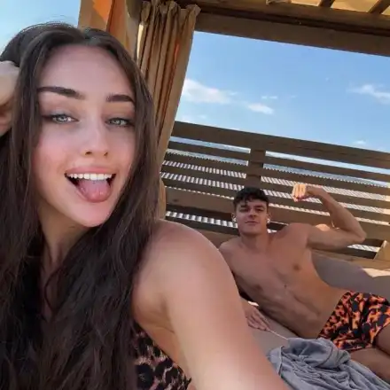 Напук на всичко: Елизабет Кравец се плези от кеф с гаджето