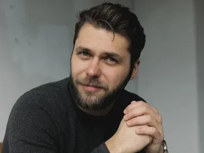 Не е взел хонорар ли?! Ергенът Алек се изръси 150 бона за BMW (ФОТО)