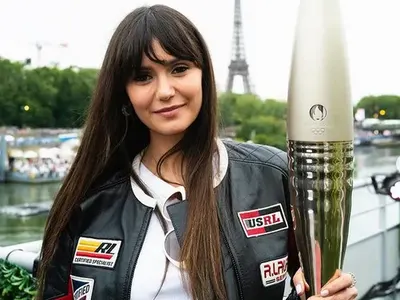 Нина Добрев грабна олимпийския огън