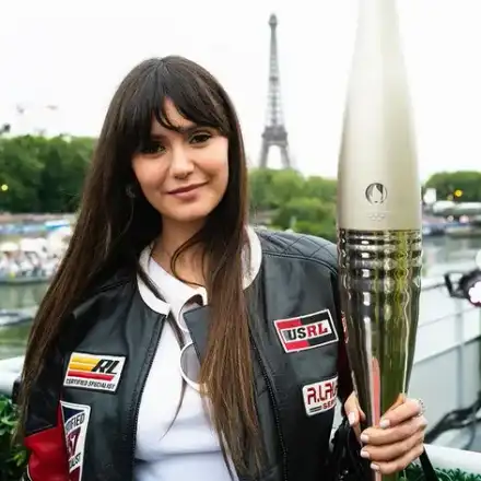 Нина Добрев грабна олимпийския огън