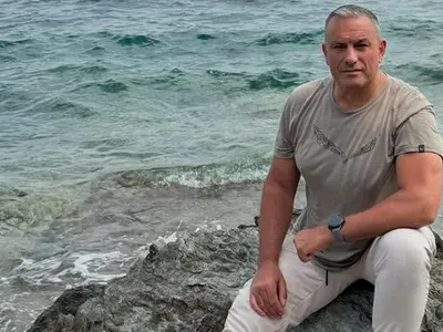 Новата на Юксел Кадриев на годините на дъщеря му, фрашкана е с пари (Папарашки снимки)