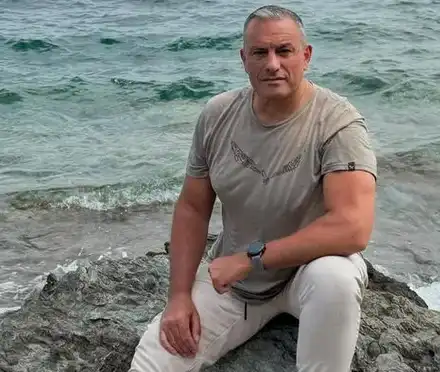 Новата на Юксел Кадриев на годините на дъщеря му, фрашкана е с пари (Папарашки снимки)