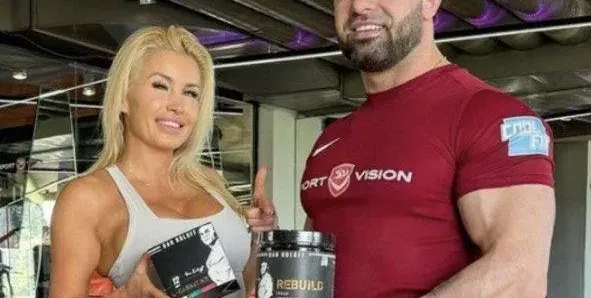 Пак мина метър: Ричи Тъпото заведе палавата си „кака“ на евтин Ол инклузив в Гърция