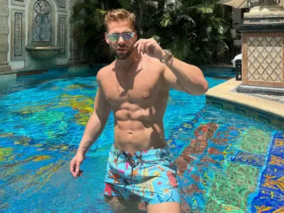 Pitt Andreychev снима в имението на Версаче ВИДЕО