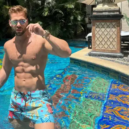 Pitt Andreychev снима в имението на Версаче ВИДЕО