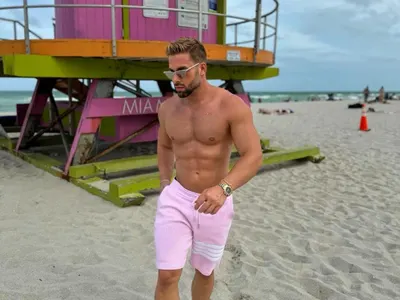 Pitt Andreychev снима в имението на Версаче ВИДЕО