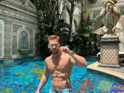 Pitt Andreychev снима в имението на Версаче ВИДЕО