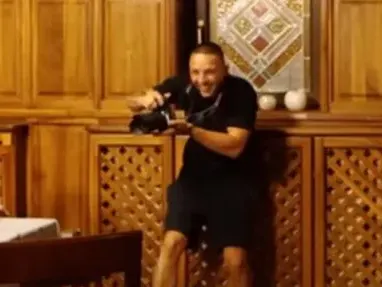 РАЗВРАТ! Инфлуенсърка се разчекна гола на маса (Снимки за възрастни)