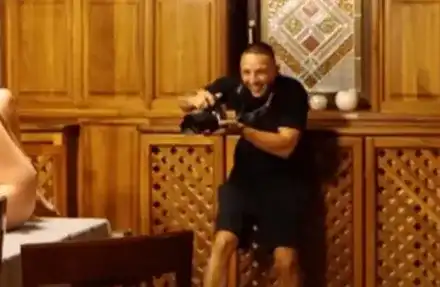 РАЗВРАТ! Инфлуенсърка се разчекна гола на маса (Снимки за възрастни)