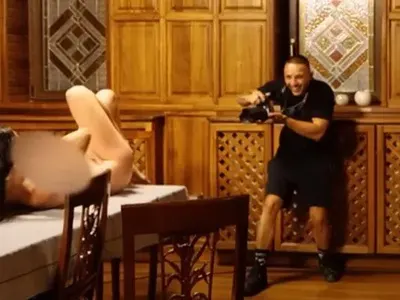 РАЗВРАТ! Инфлуенсърка се разчекна гола на маса (Снимки за възрастни)