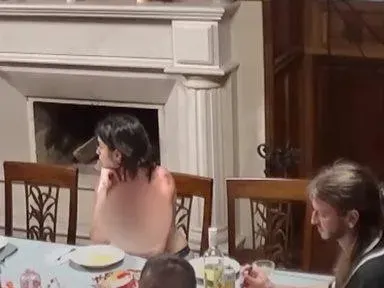 РАЗВРАТ! Инфлуенсърка се разчекна гола на маса (Снимки за възрастни)