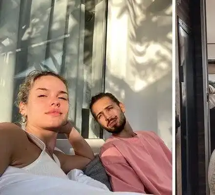 Сара и Папи играят табла на плажа