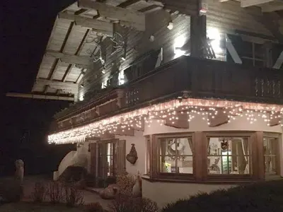 След като ги нарече АЛЧНИ И ЛОШИ: Гущерова отива на гости на свекърите (СНИМКИ на палата им)