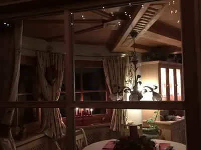 След като ги нарече АЛЧНИ И ЛОШИ: Гущерова отива на гости на свекърите (СНИМКИ на палата им)