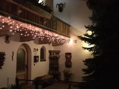 След като ги нарече АЛЧНИ И ЛОШИ: Гущерова отива на гости на свекърите (СНИМКИ на палата им)