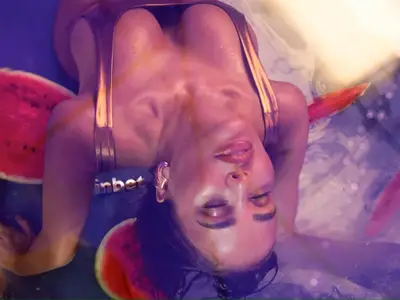 Снимат Николета с дини под вода