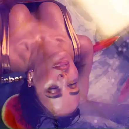 Снимат Николета с дини под вода