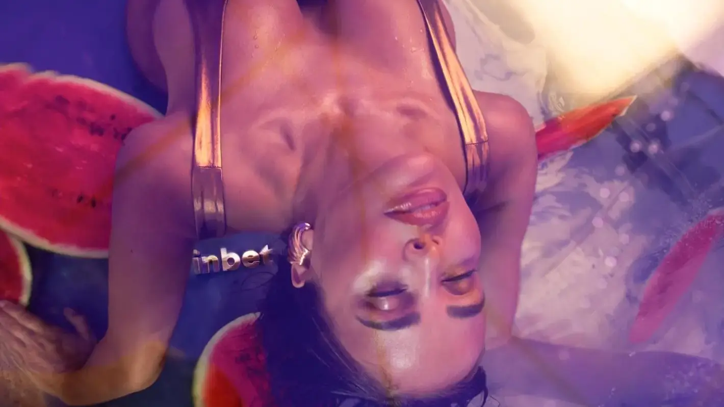 Снимат Николета с дини под вода