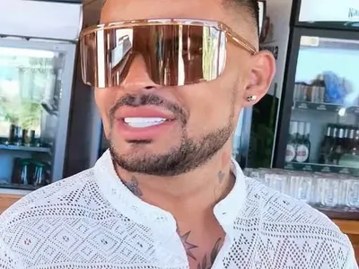 Софи Маринова подари на пиара си конски зъби като на Джизъса (СНИМКИ)