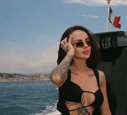 Сузанита се пуска гола на промоция