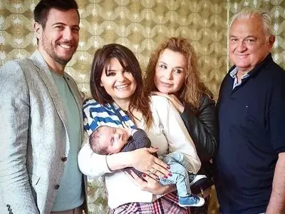 Вижте известните БАБИ, които дундуркат внучета! (СНИМКИ)